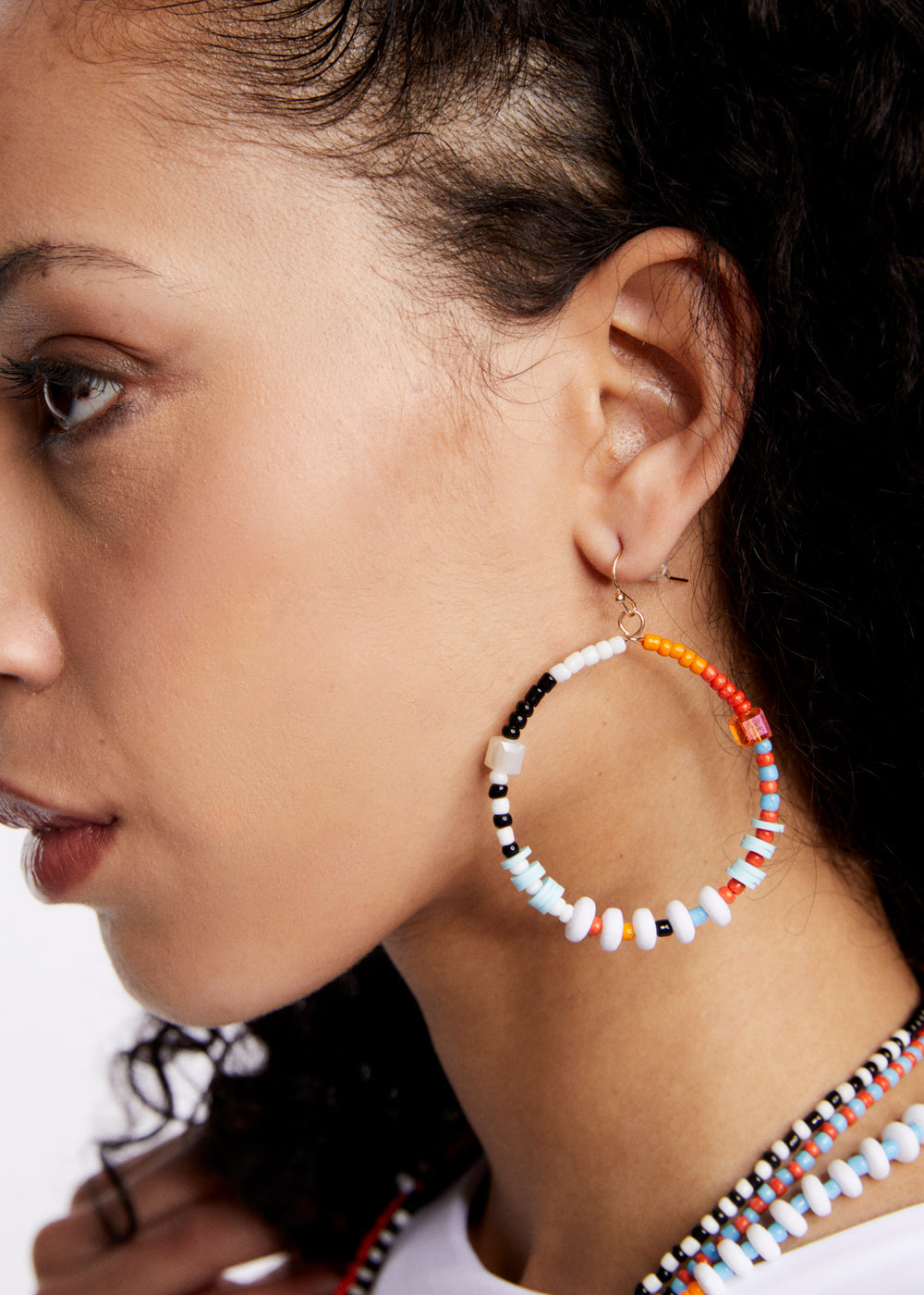 Nalí HOOP EARRINGS W/ MULTICOLOR BEADS