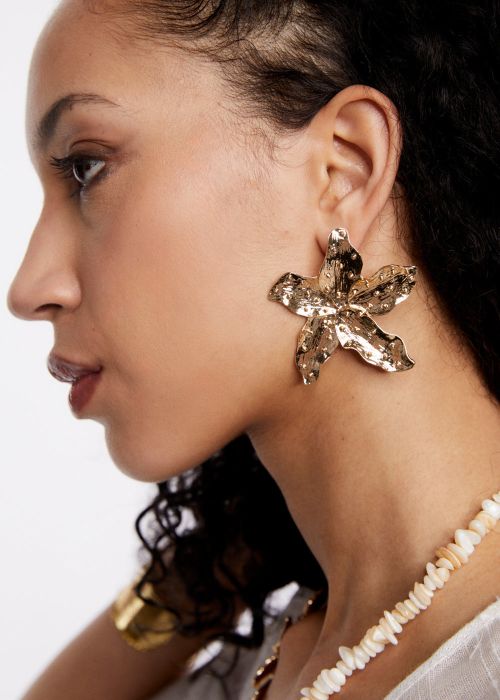 Nalí OVERSIZE EARRINGS W/ GOLD TROPICAL FLOWER