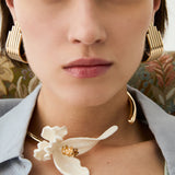 RIGID CHOKER WITH ENAMELED FLOWER GOLD