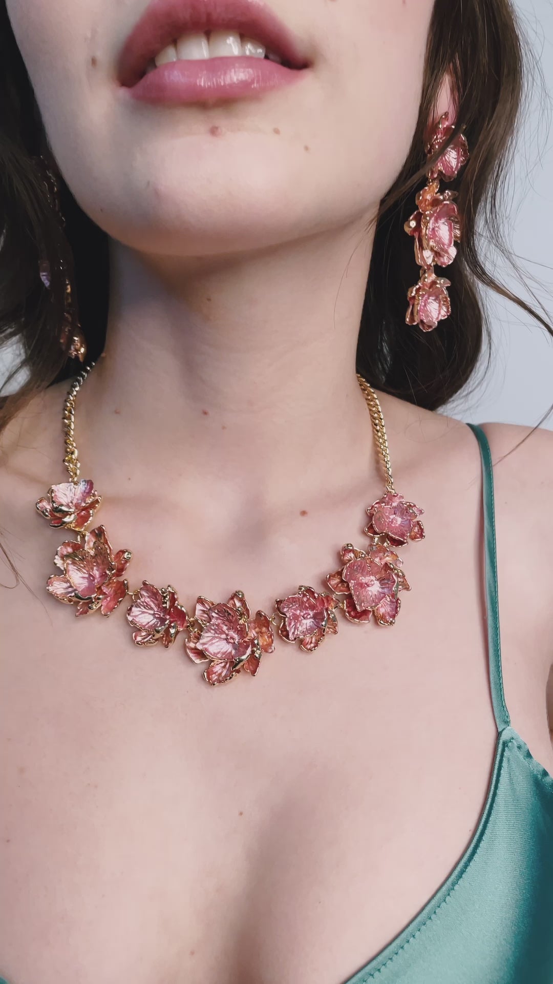 Nalí NECKLACE W/ ENAMEL SALMON FLOWERS/GOLD