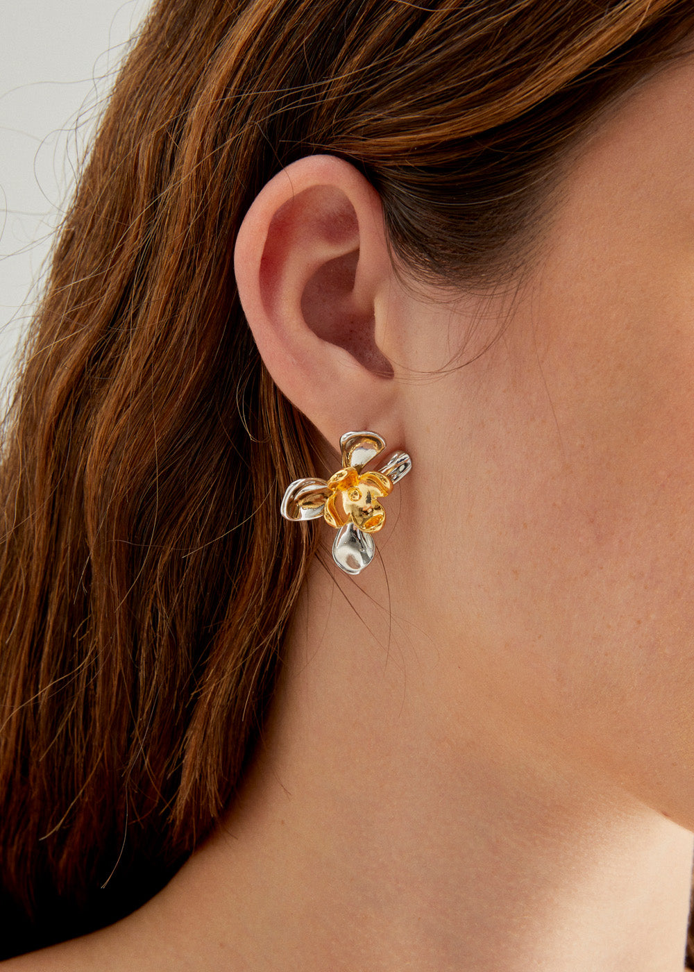 Nalí LOBE FLOWER EARRINGS GOLD+SILVER