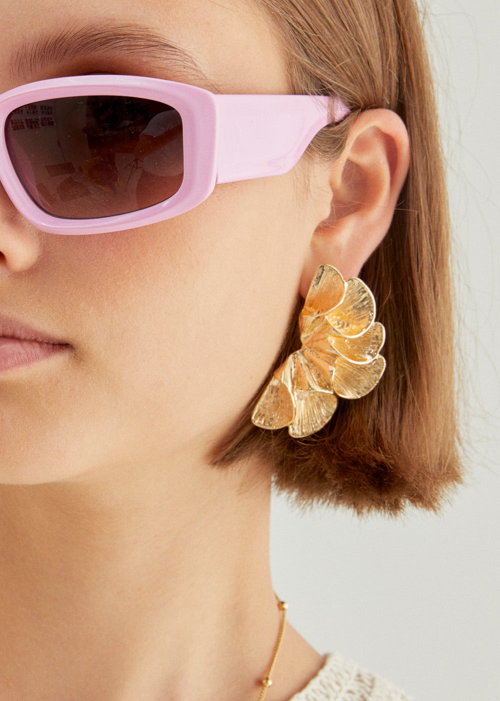 Nalí LOBE OVER. EARRINGS GOLD PLISSE